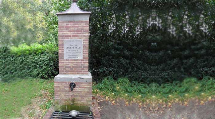 De waterpomp naast de koepel