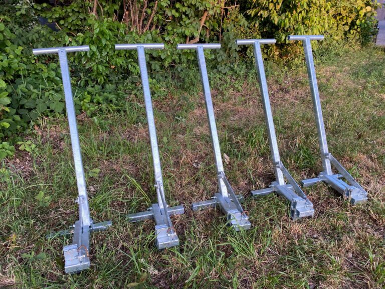 Vrienden van het Luntersche buurtbos schenken vijf prunustrekkers.